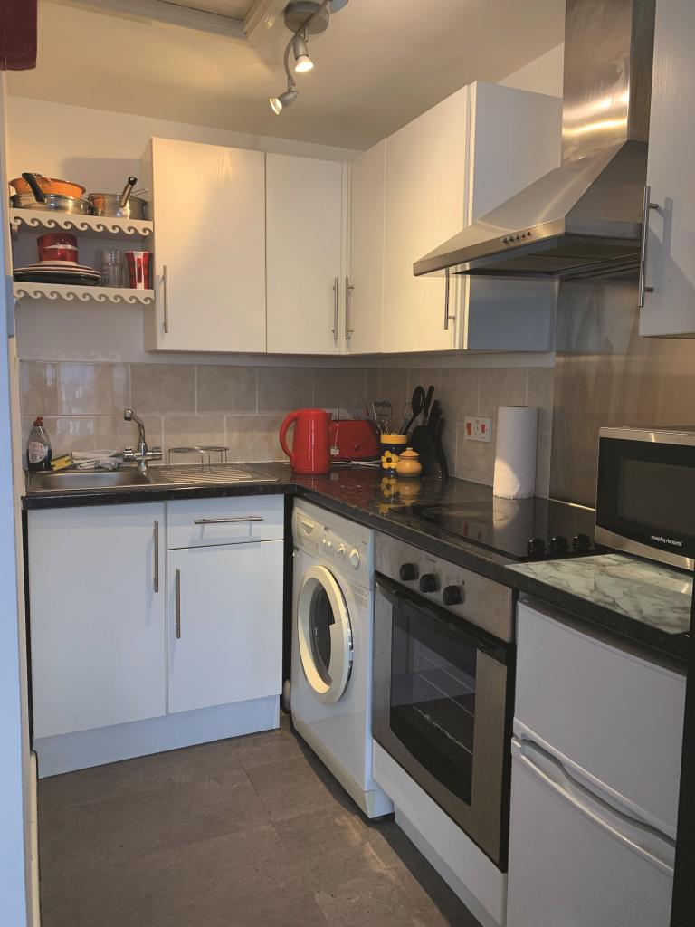 Lot: 86 - STUDIO APARTMENT IN POPULAR LOCATION -